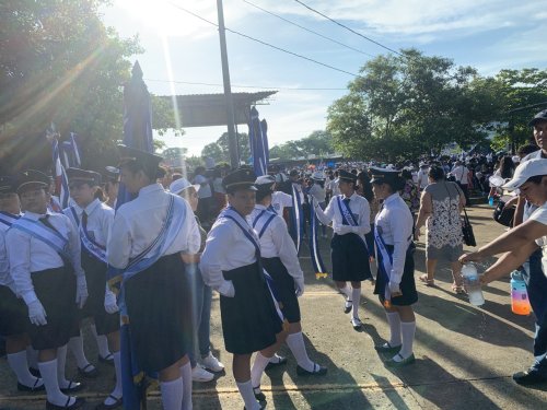 Ambiente previo al desfile del 15 de septiembre en Usulután