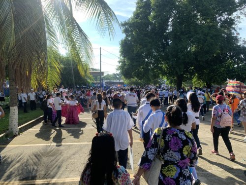 Ambiente previo al desfile del 15 de septiembre en Usulután