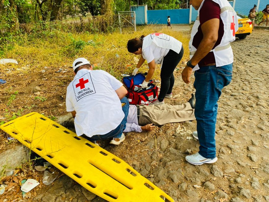 Miembros de la Cruz Roja Usulután auxilian a una persona