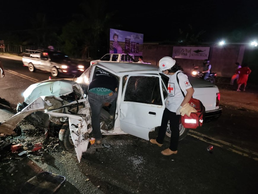 Miembros de Cruz Roja Usulután atienden accidente