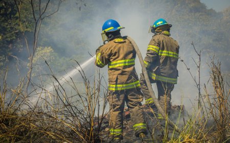 Bomberos sofocaron incendio en maleza seca en carretera Troncal del Norte