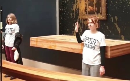 Activistas vandalizan la Mona Lisa en el Museo Louvre