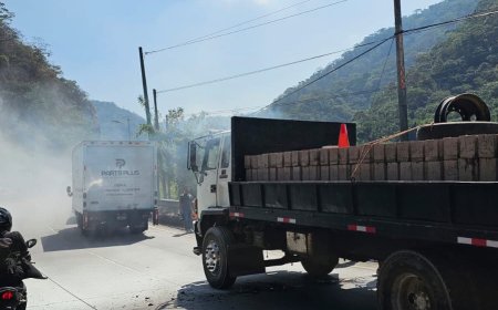 Fuerte tráfico en carretera Los Chorros por camión incendiado