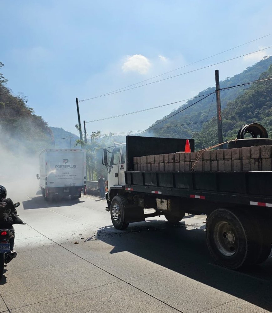 Fuerte tráfico en carretera Los Chorros por camión incendiado