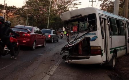 Varios lesionados tras choque entre rastra y microbús en autopista Comalapa
