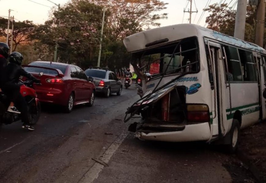 Varios lesionados tras choque entre rastra y microbús en autopista Comalapa