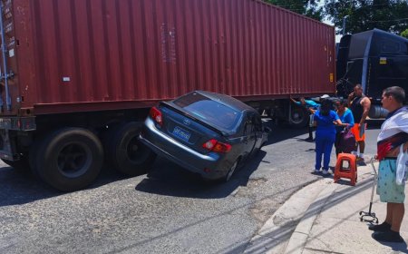 Accidente de tránsito sobre el redondeo Unicentro, Soyapango