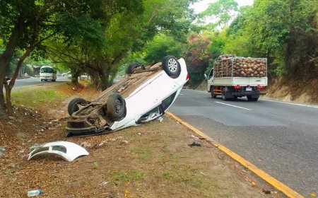 Accidente de tránsito sobre carretera Panamericana en San Pedro Perulapán
