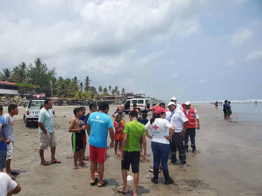 Turistas muere ahogado tras ser arrastrado por una ola en Playa El Espino