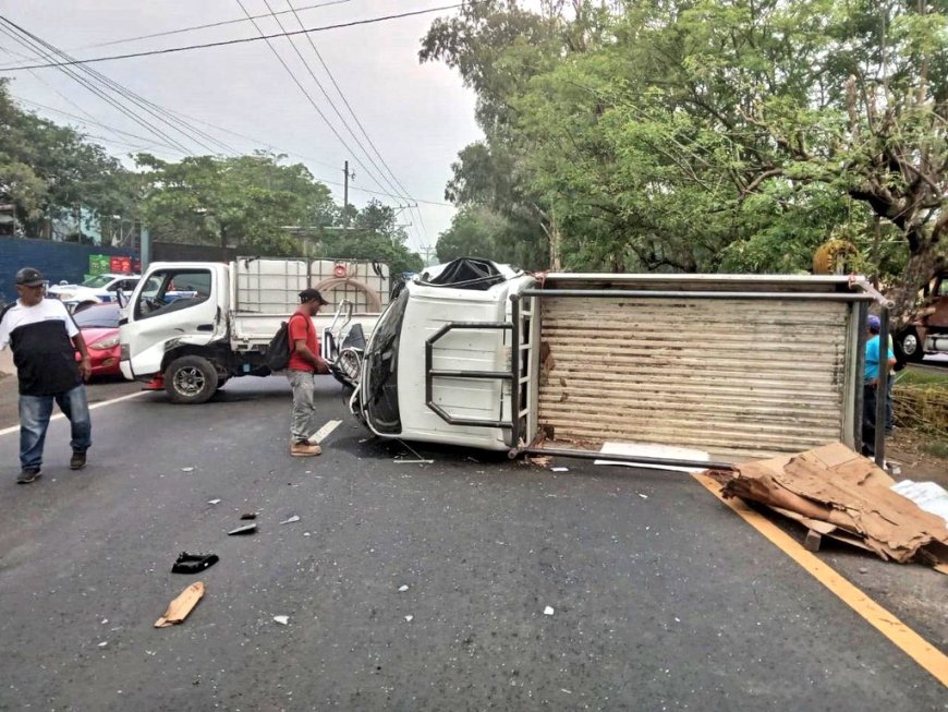 Camiones causan accidente de tránsito en San Rafael Cedros
