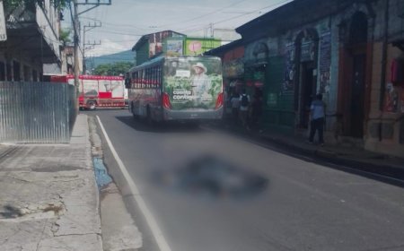Hombre muere atropellado por un bus de la ruta 29 H en San Salvador