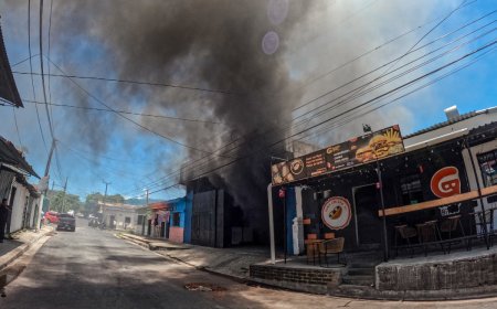 Bomberos sofocan incendio en taller de San Salvador