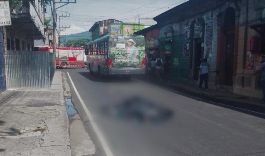 Hombre muere atropellado por un bus de la ruta 29 H en San Salvador