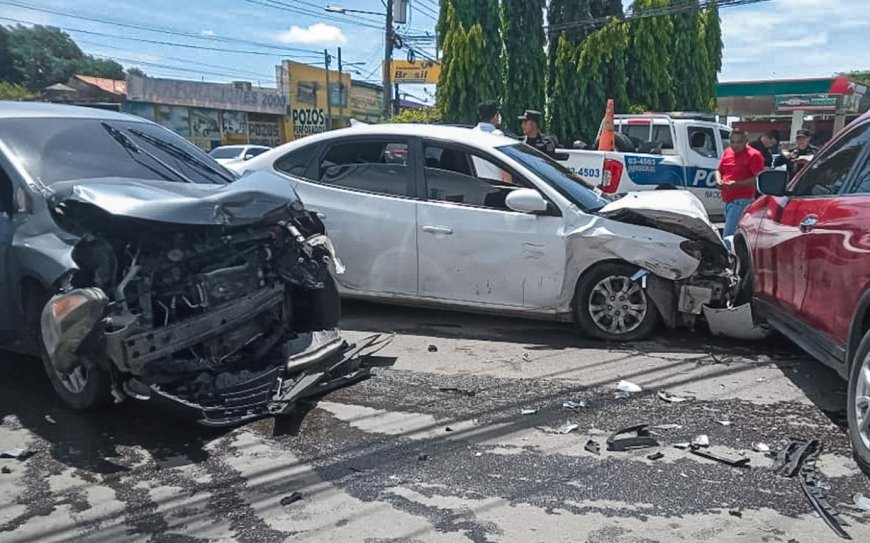 Múltiple accidente de tránsito sobre carretera Panamericana, San Miguel