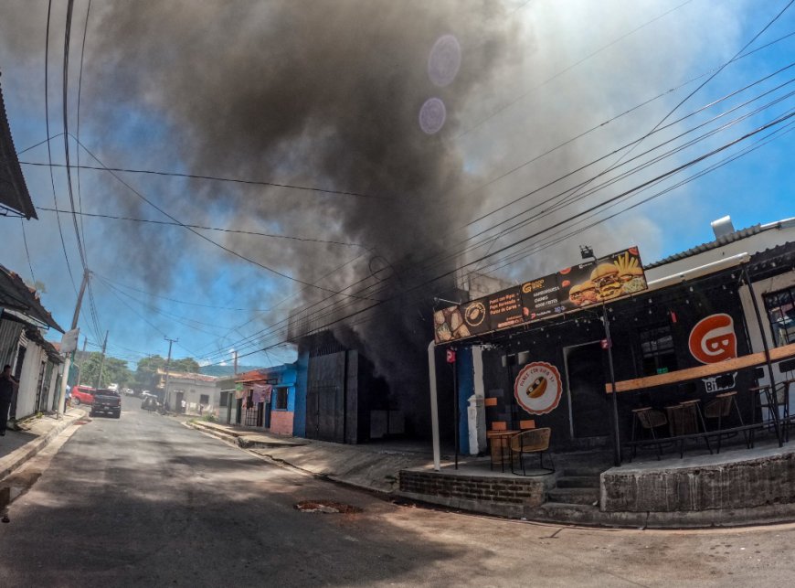 Bomberos sofocan incendio en taller de San Salvador