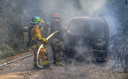 Microbús se incendia en Los Planes de Renderos