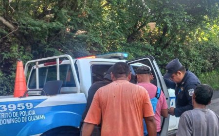 Vehículo cae en cuneta en Santo Domingo de Guzmán