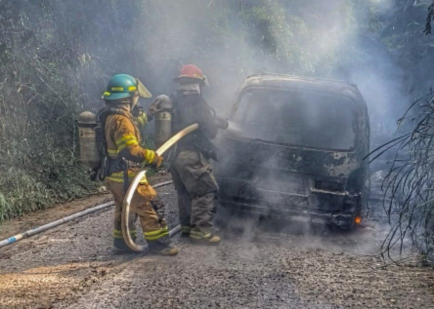 Microbús se incendia en Los Planes de Renderos