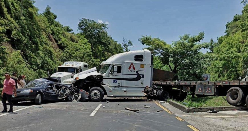 Paso vehicular cerrado tras accidente en carretera de oro