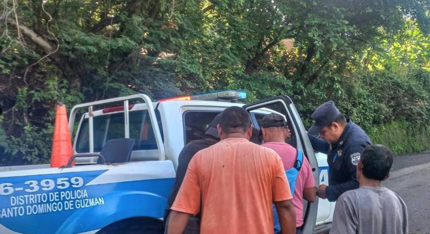 Vehículo cae en cuneta en Santo Domingo de Guzmán