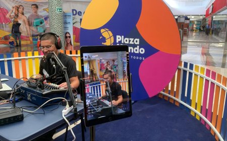 La cabina móvil de Radio Play Stereo 95.7 F.M., llegó a Plaza Mundo Usulután