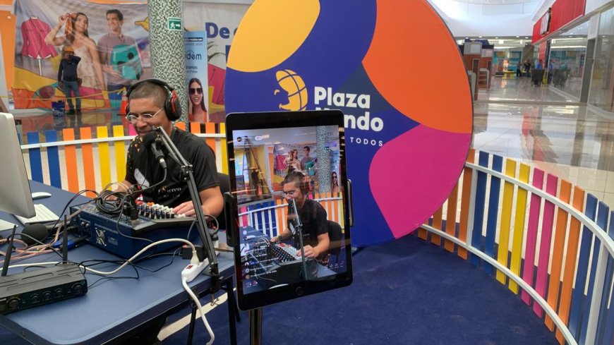 La cabina móvil de Radio Play Stereo 95.7 F.M., llegó a Plaza Mundo Usulután