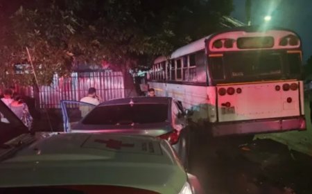 San Salvador: 12 personas lesionadas tras accidente entre un bus y un vehículo particular
