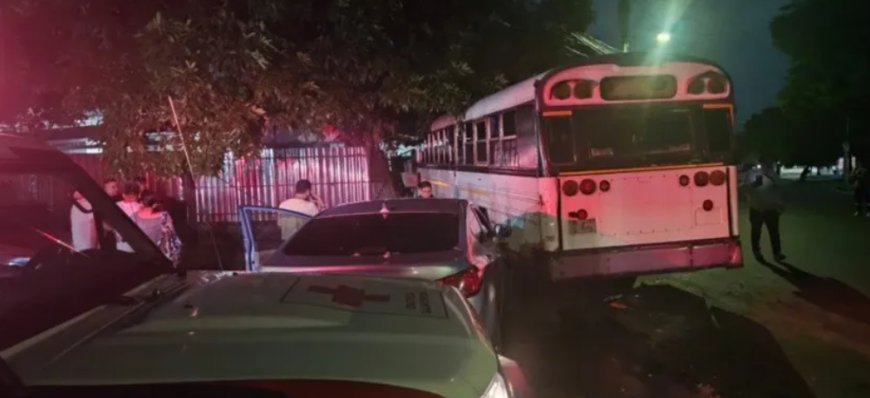 San Salvador: 12 personas lesionadas tras accidente entre un bus y un vehículo particular