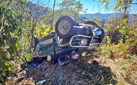 Conductor de vehículo pierde el control y cae a un barranco