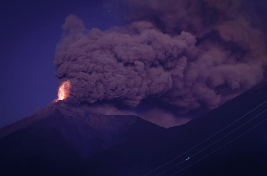 Guatemaltecos son evacuados por erupción del Volcán de Fuego