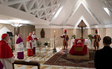 El Vaticano hace públicas las primeras imágenes del papa Francisco en su féretro