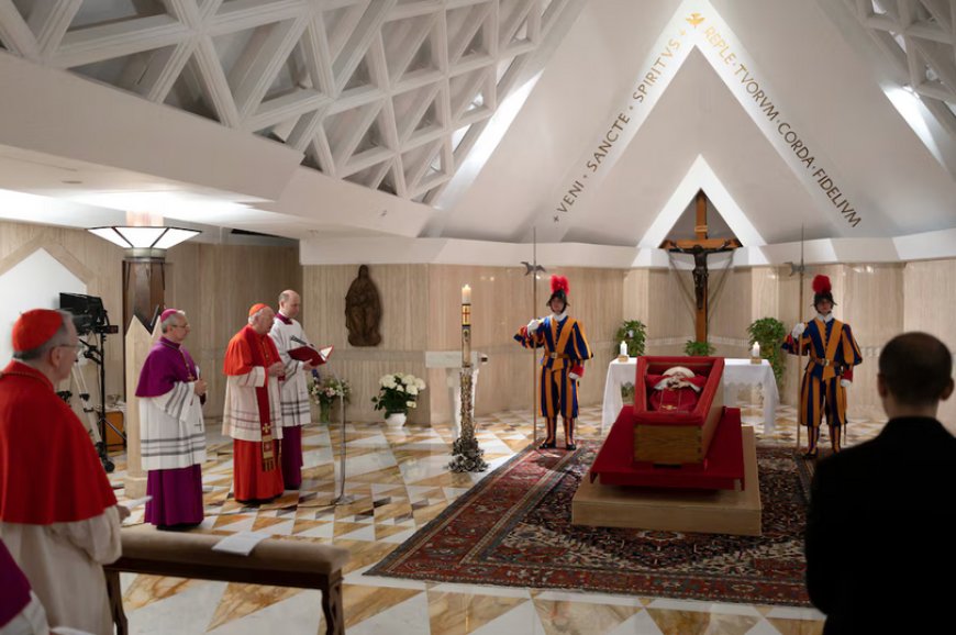 El Vaticano hace públicas las primeras imágenes del papa Francisco en su féretro