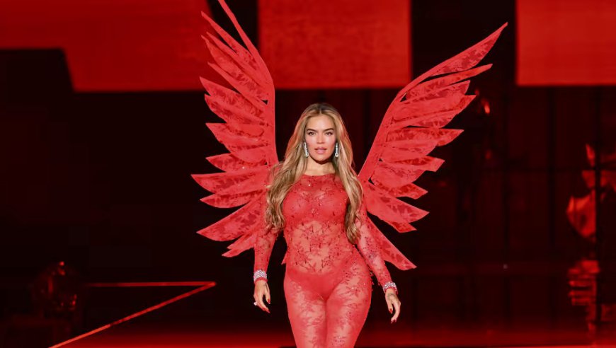 Karol G deslumbra en el Victoria’s Secret Fashion Show 2025 con energía latina