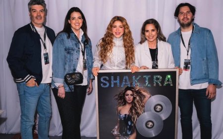 Shakira fue premiada con doble platino durante su residencia en El Salvador