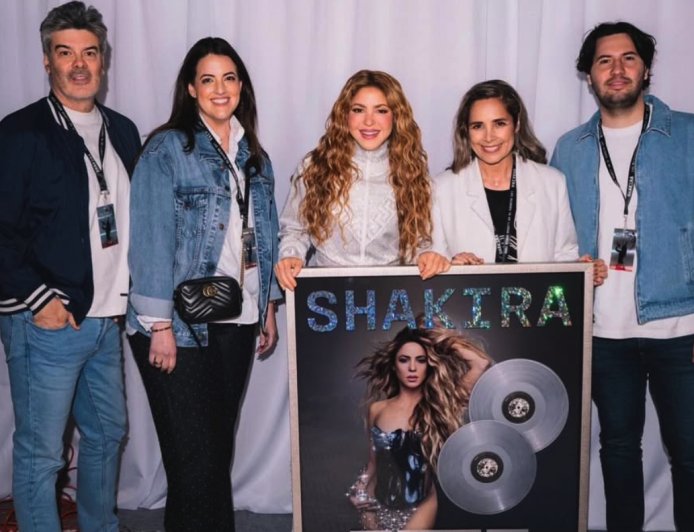 Shakira fue premiada con doble platino durante su residencia en El Salvador