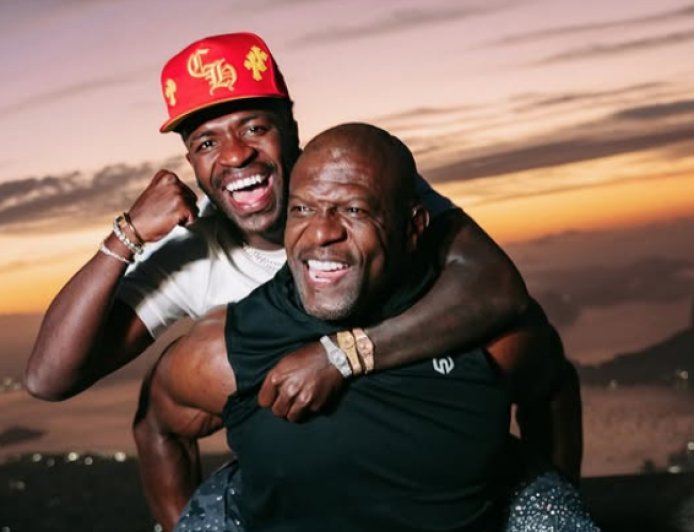 Vinícius Jr. sorprende con nuevo look durante visita al Cristo Redentor junto a Terry Crews