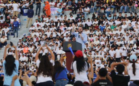 Presidente Bukele anuncia inversión de $3,000 millones anuales para educación y 50,000 becas