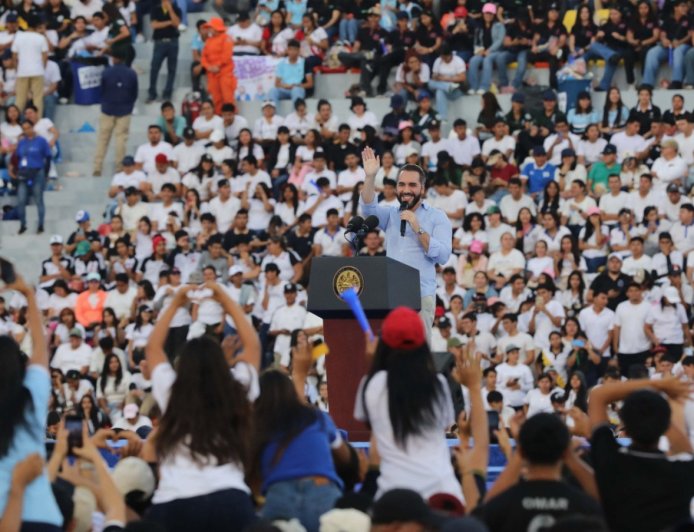 Presidente Bukele anuncia inversión de $3,000 millones anuales para educación y 50,000 becas