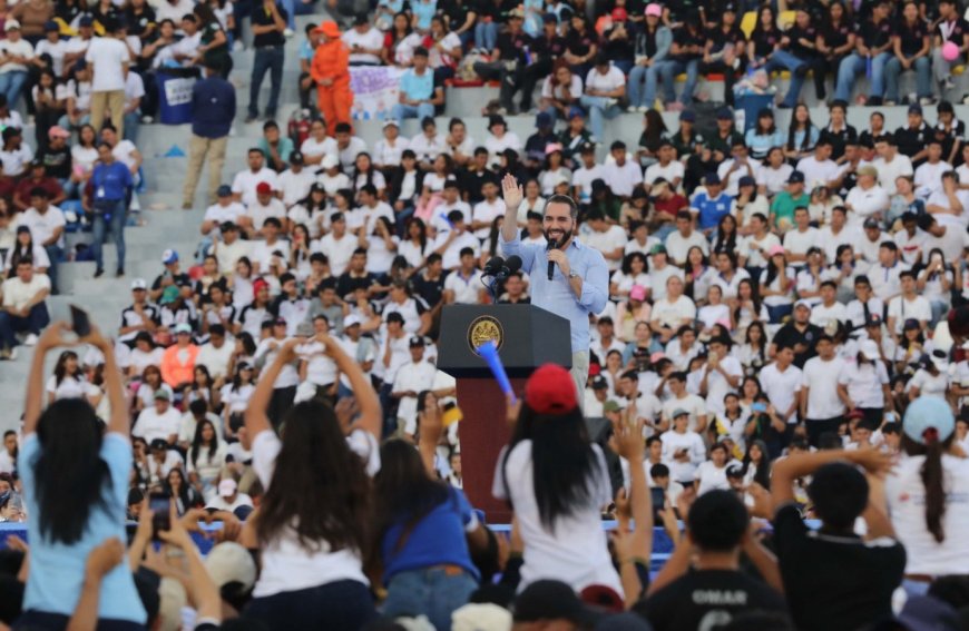 Presidente Bukele anuncia inversión de $3,000 millones anuales para educación y 50,000 becas
