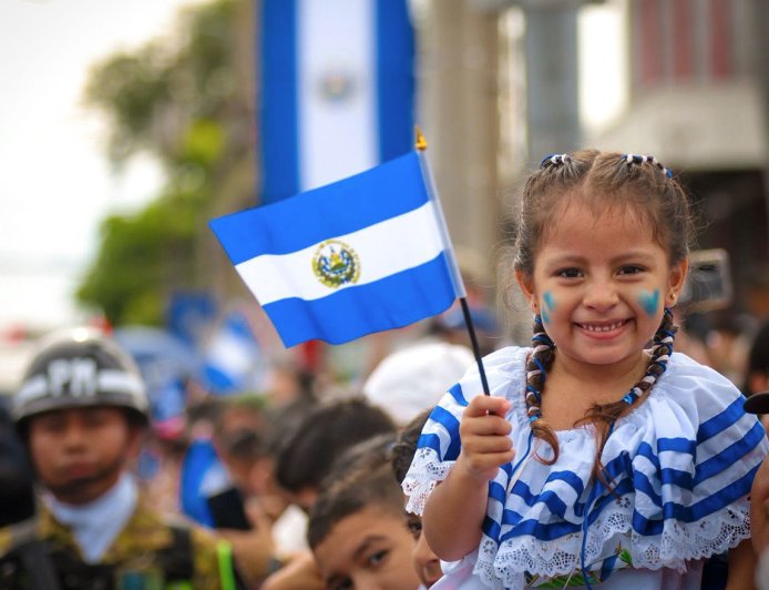 El Salvador celebra 205 años de Independencia con desfiles llenos de música y color