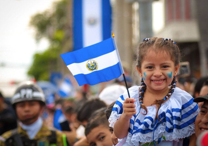 El Salvador celebra 205 años de Independencia con desfiles llenos de música y color