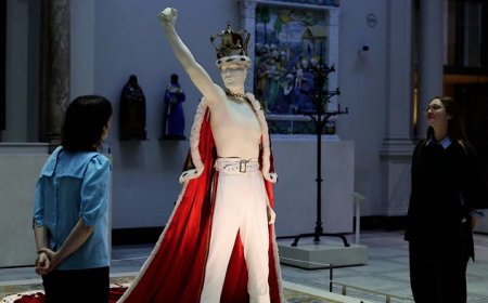 Londres rinde homenaje a Freddie Mercury con una exposición de sus icónicos vestuarios