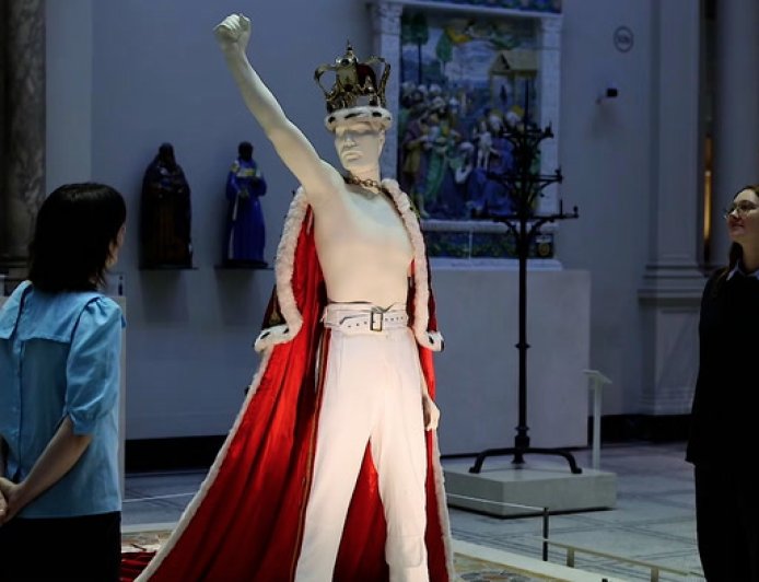 Londres rinde homenaje a Freddie Mercury con una exposición de sus icónicos vestuarios