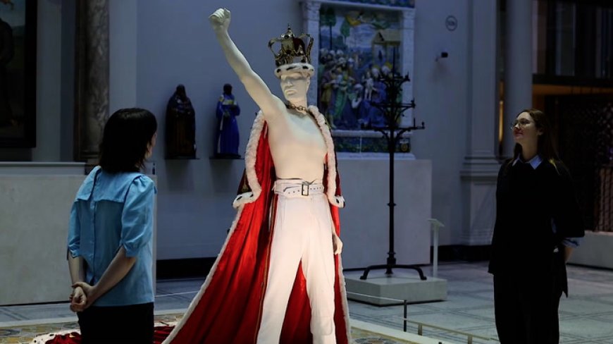 Londres rinde homenaje a Freddie Mercury con una exposición de sus icónicos vestuarios